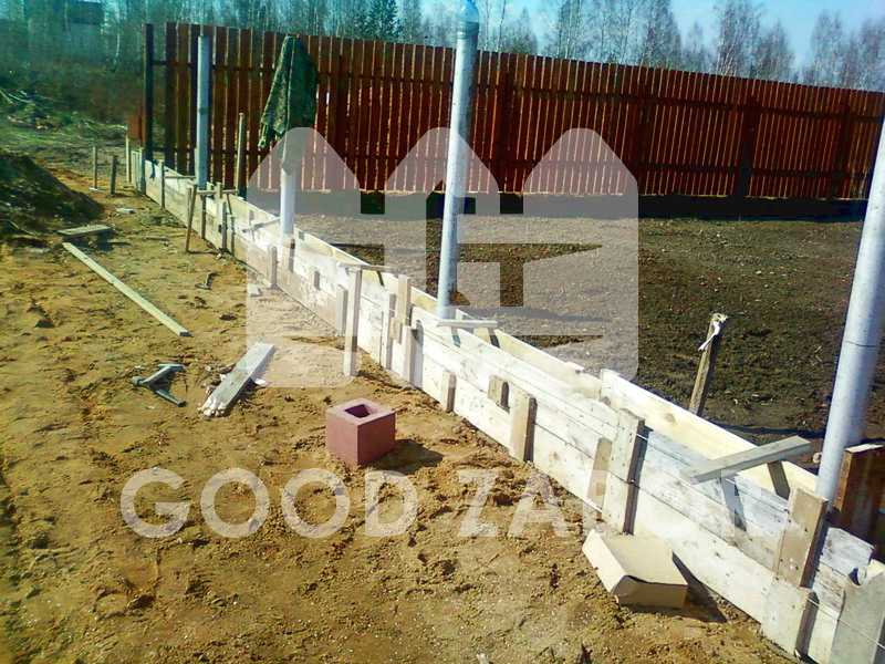 Фундамент под забор из профнастила