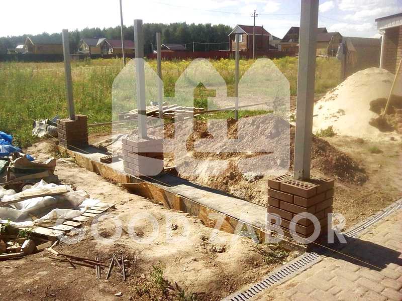 Бетонирование столбов для забора